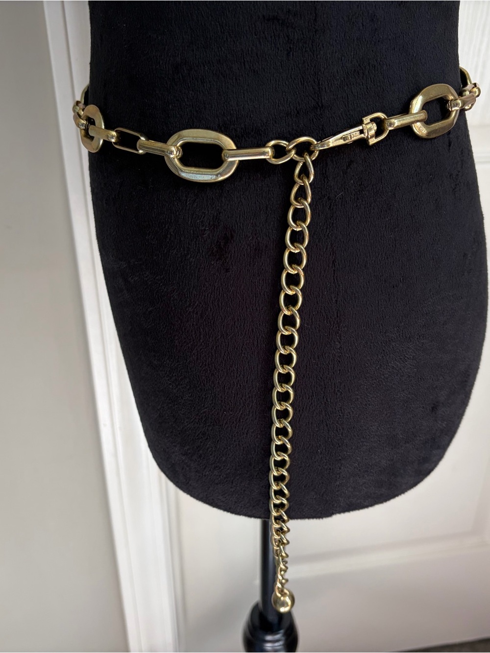Women’s Gold Chain-Link Waist Belt - Picture 5 of 6